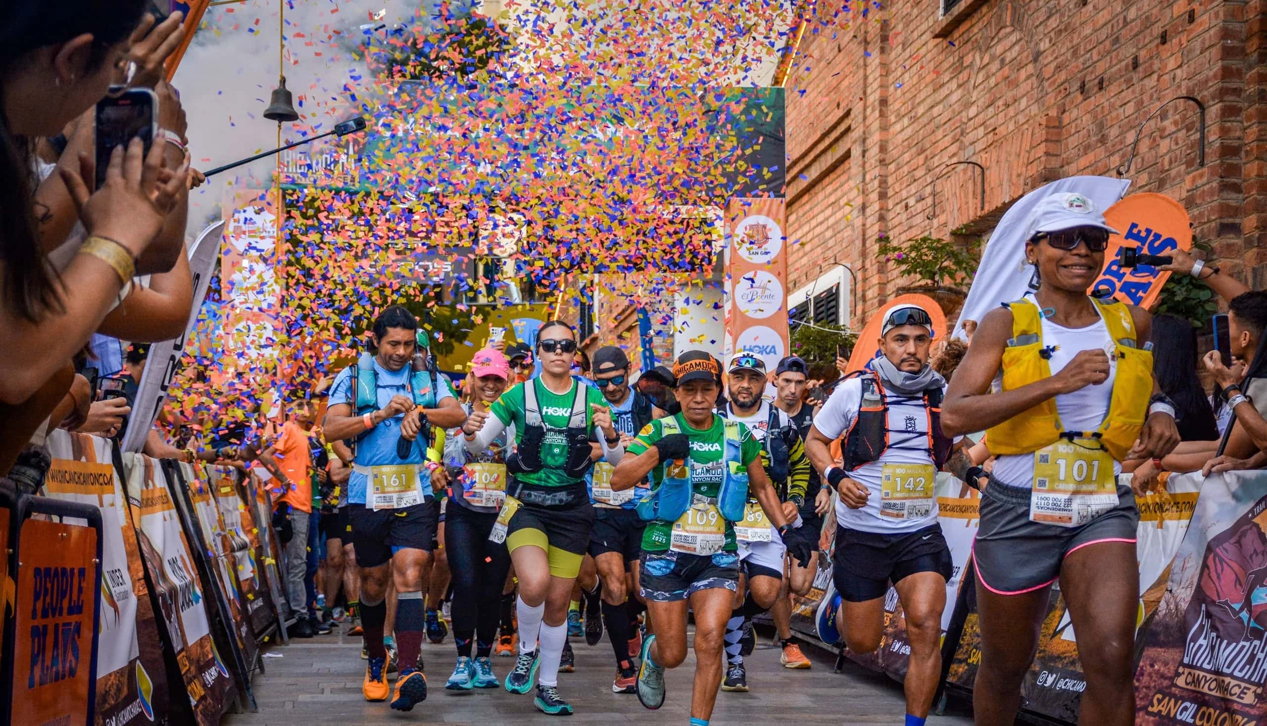 Start of the 2025 edition under a shower of confetti, with spectators lining a street in San Gil