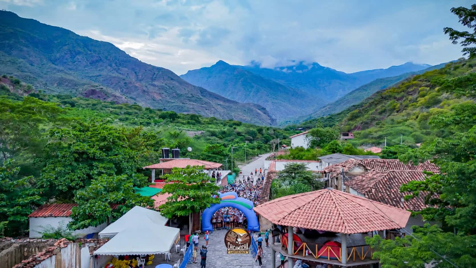 Vista aérea de Jordán, con el arco de salida en la plaza y el cañón detrás