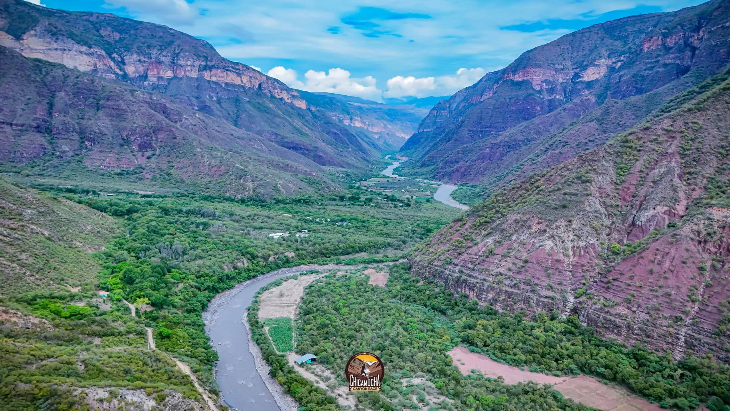 Vista aérea del río Chicamocha que serpentea por el fondo del cañón entre montañas