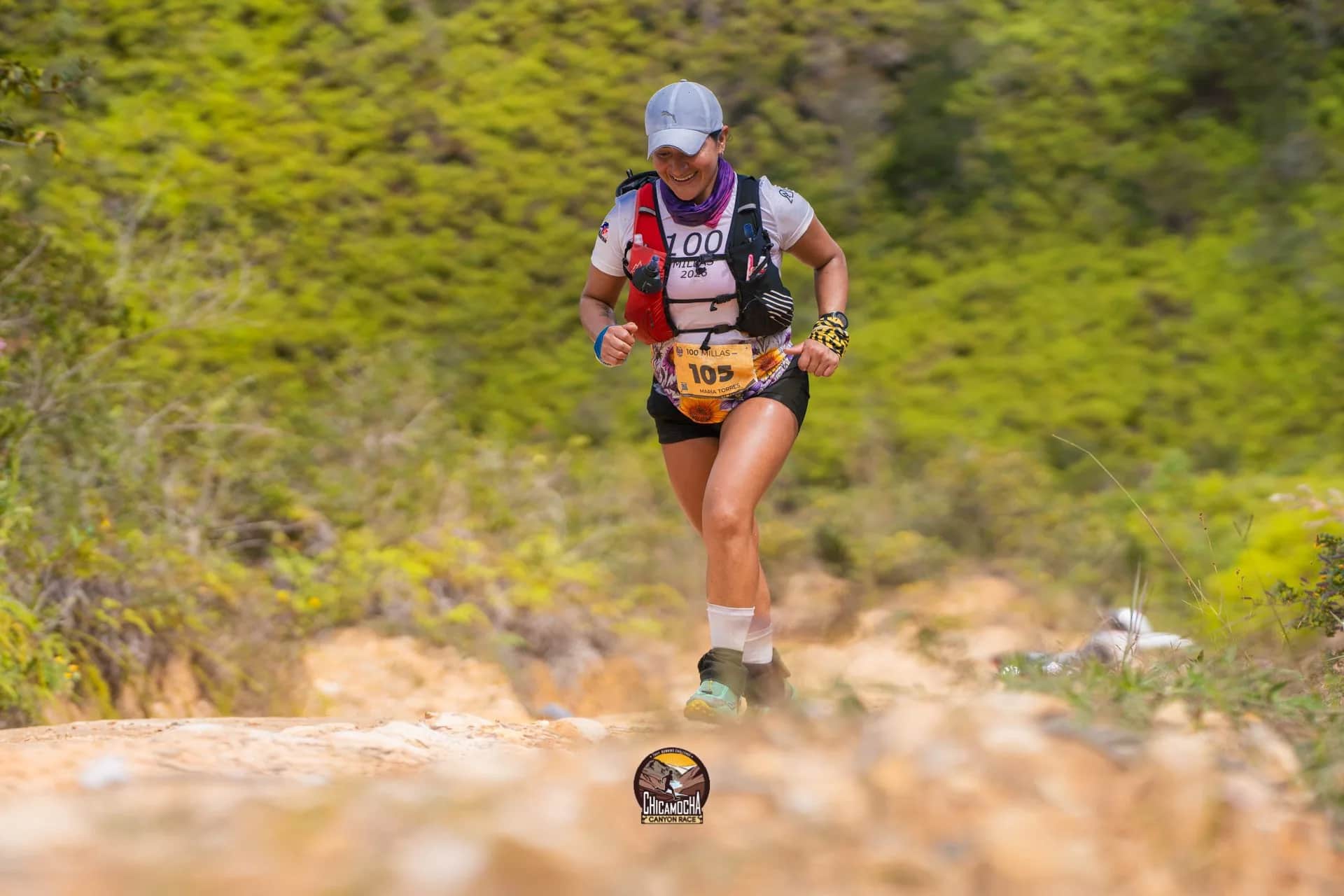 Corredora de las 100 millas avanza por un sendero rodeado de verde