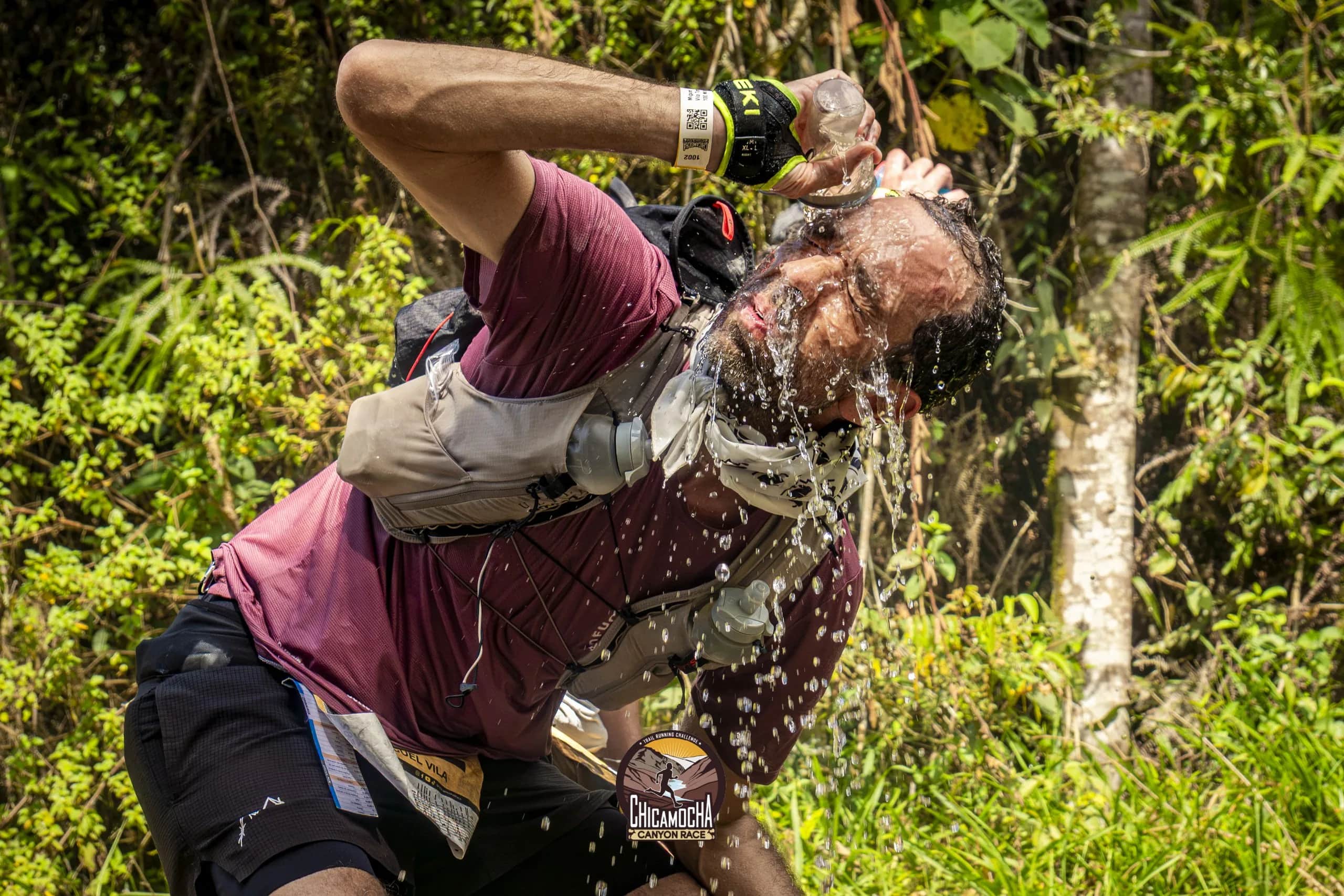 Corredor se echa agua en la cara para refrescarse en medio del calor