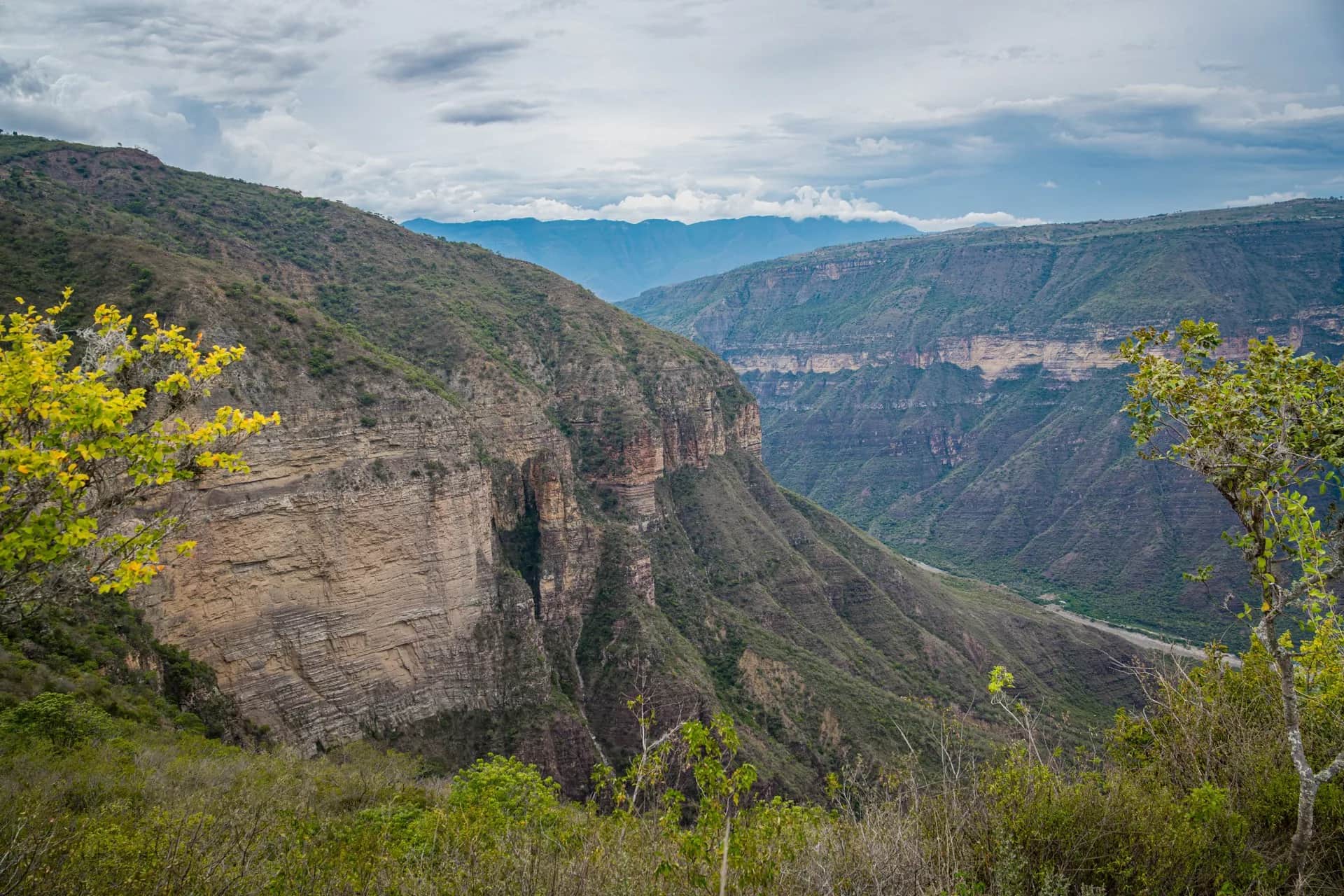 Paredes del Cañón del Chicamocha con el río al fondo, vistas desde el borde