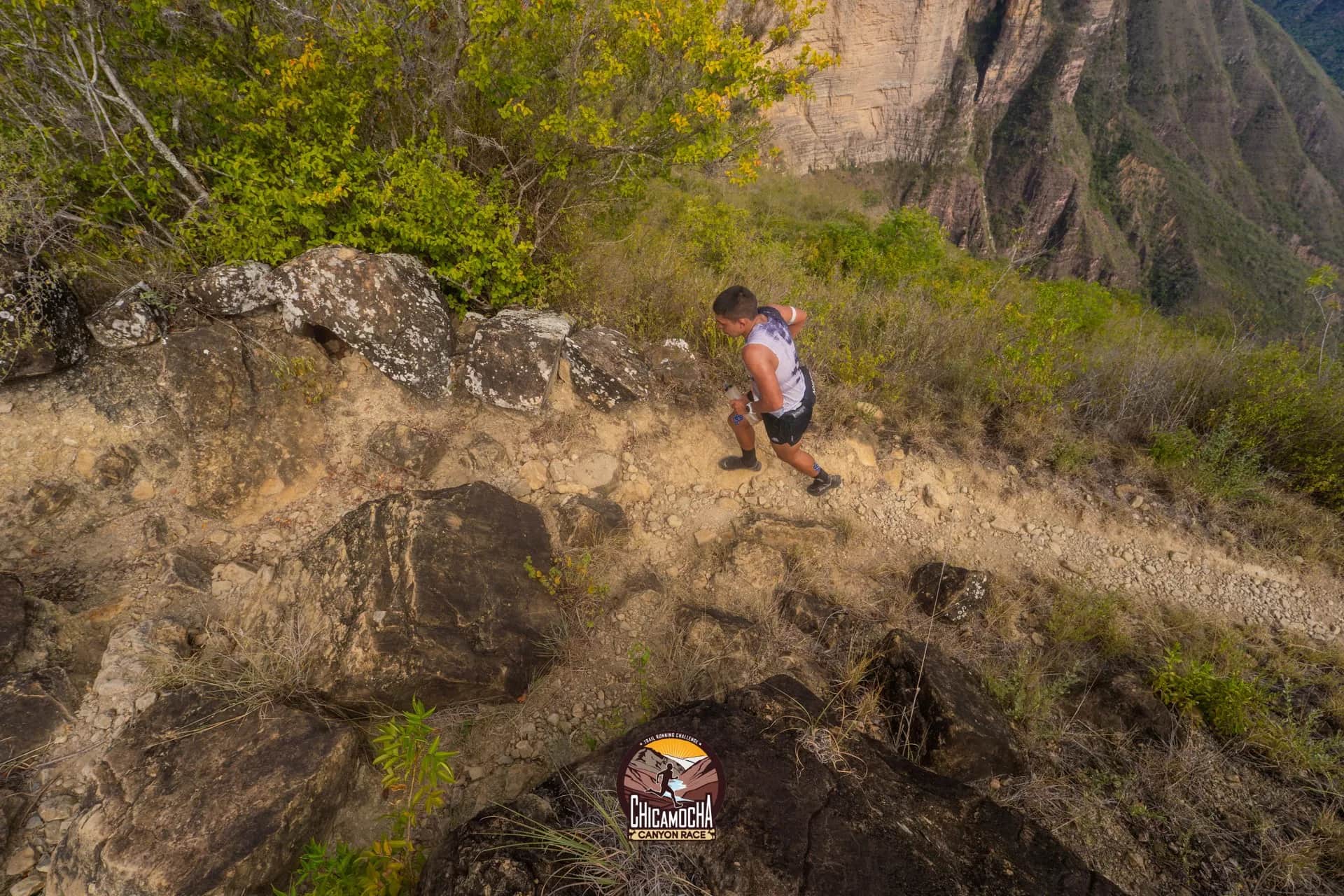 Corredor visto desde arriba trepa entre rocas en la ladera del cañón