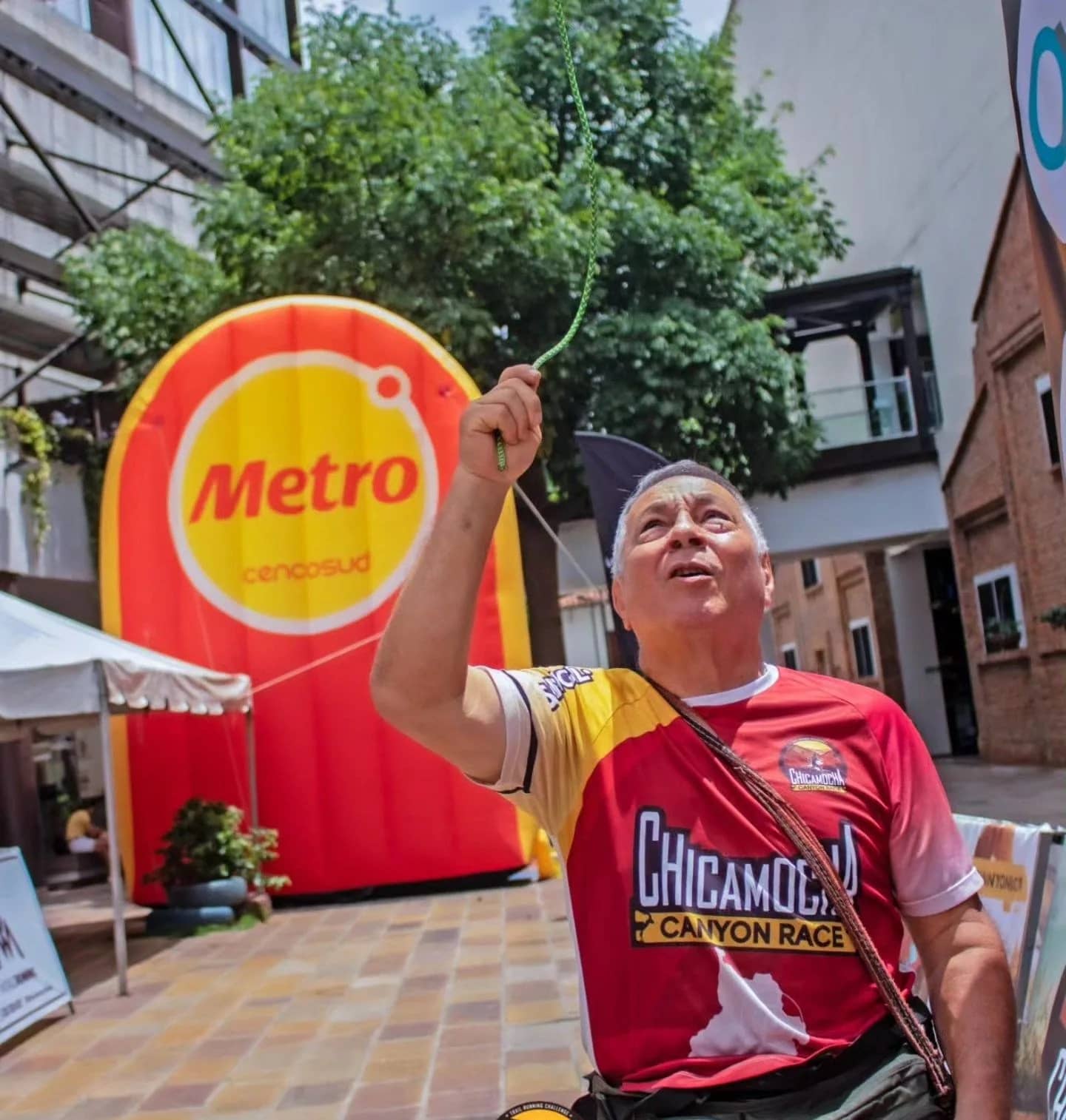 Race director Jaime Boada Ordóñez ringing a bell during the event