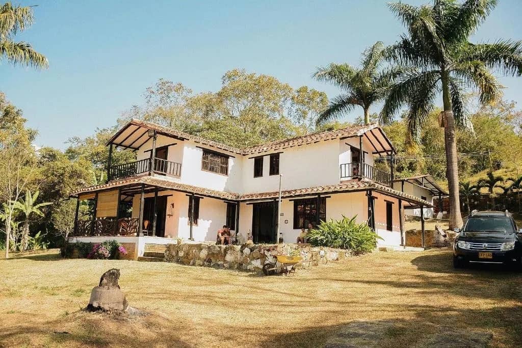 Two-story country house with a tiled roof and garden at Marboa Campestre