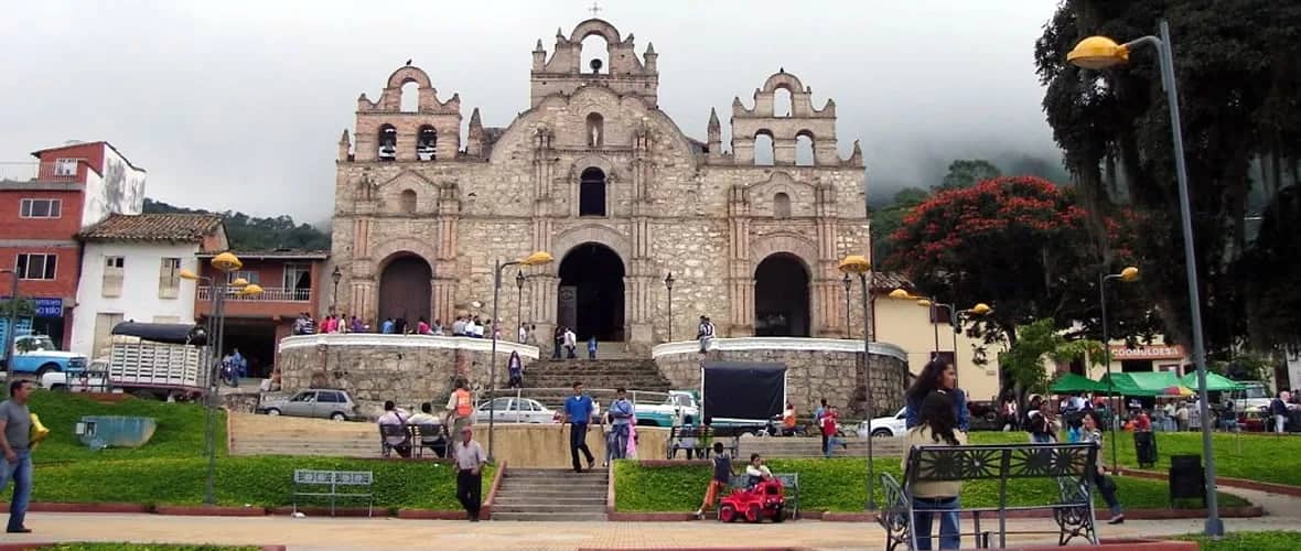 Iglesia de piedra de Aratoca frente a su parque principal