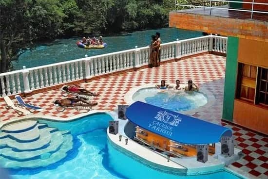 Pool with a hot tub and tiled terrace at Hotel Cacique Yarigüí