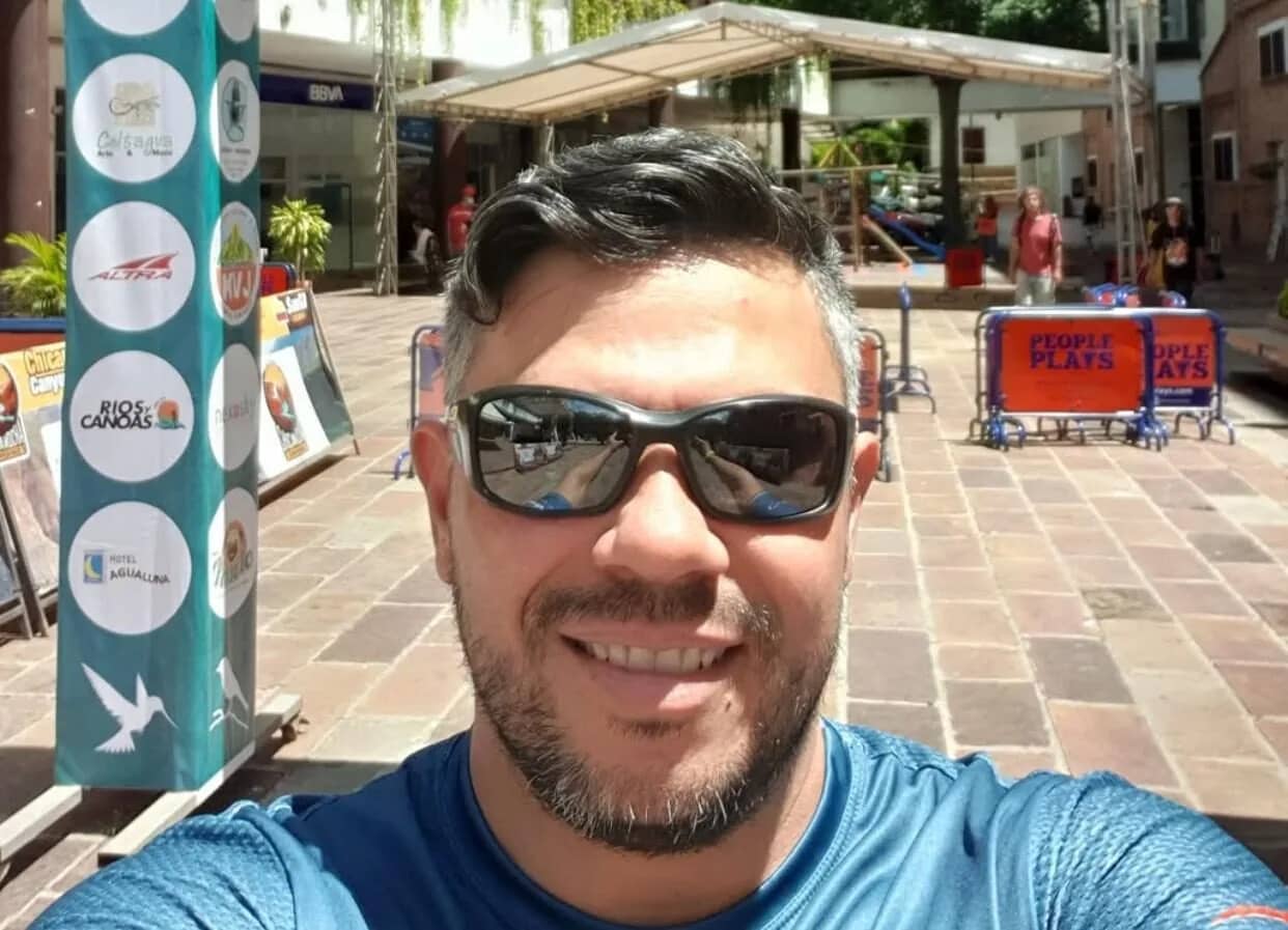 Rubén Darío Boada Castellanos wearing sunglasses in a town square
