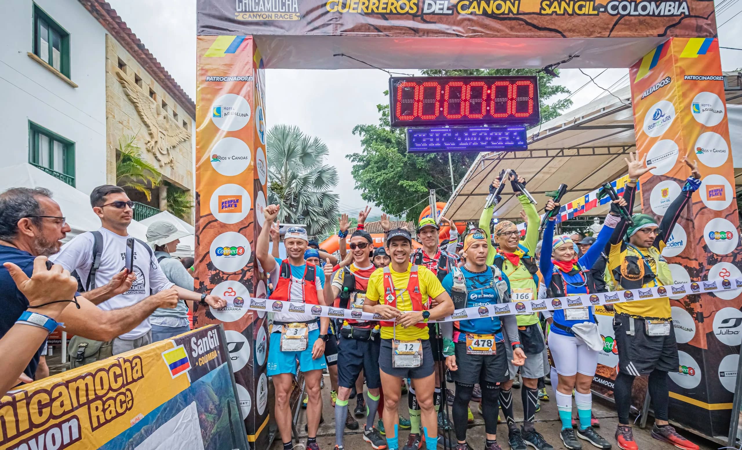 Runners ready on the 2019 start line, under the arch and the official clock