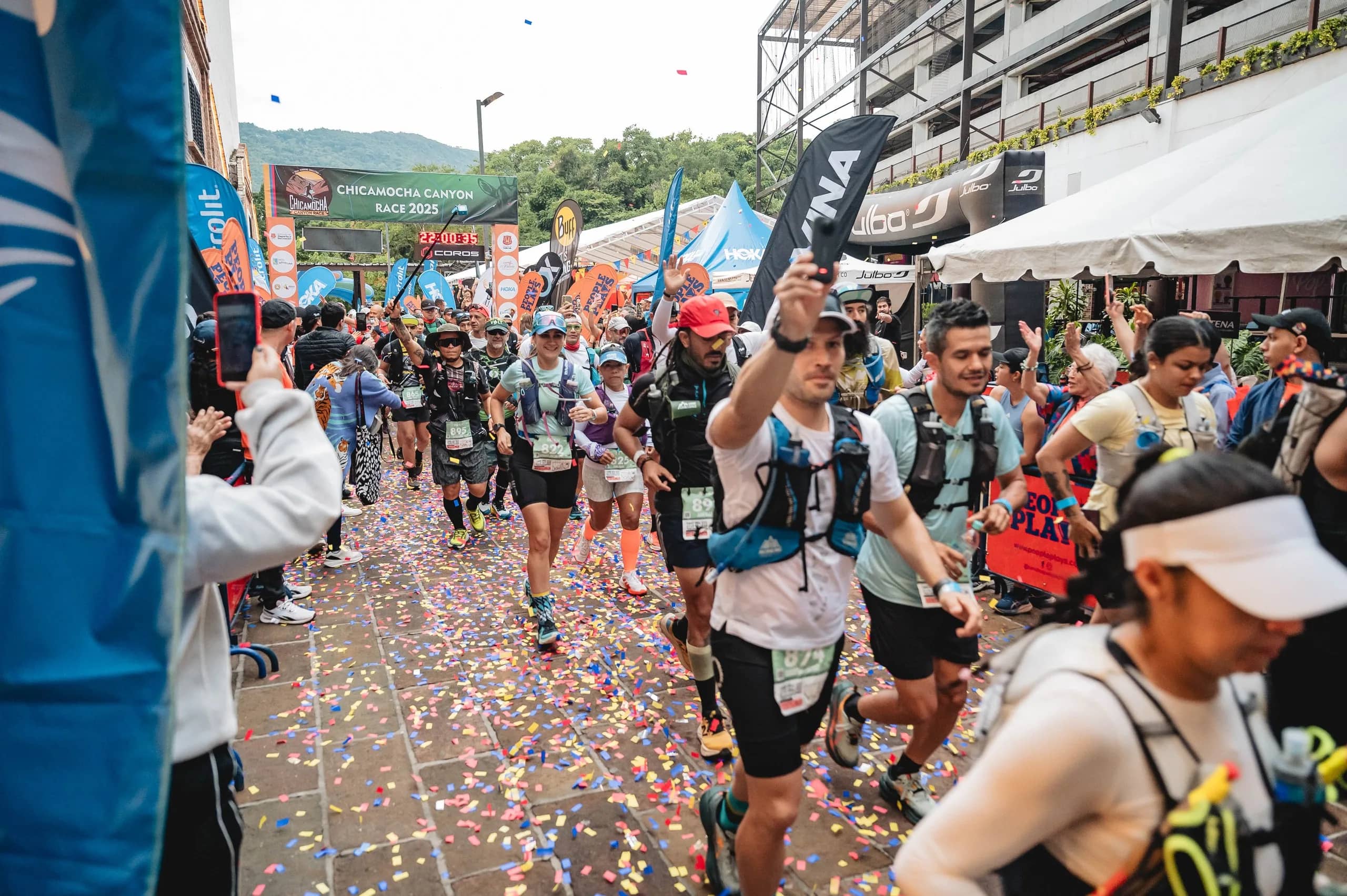 Start of the 2025 edition amid confetti, with runners and spectators on a San Gil street